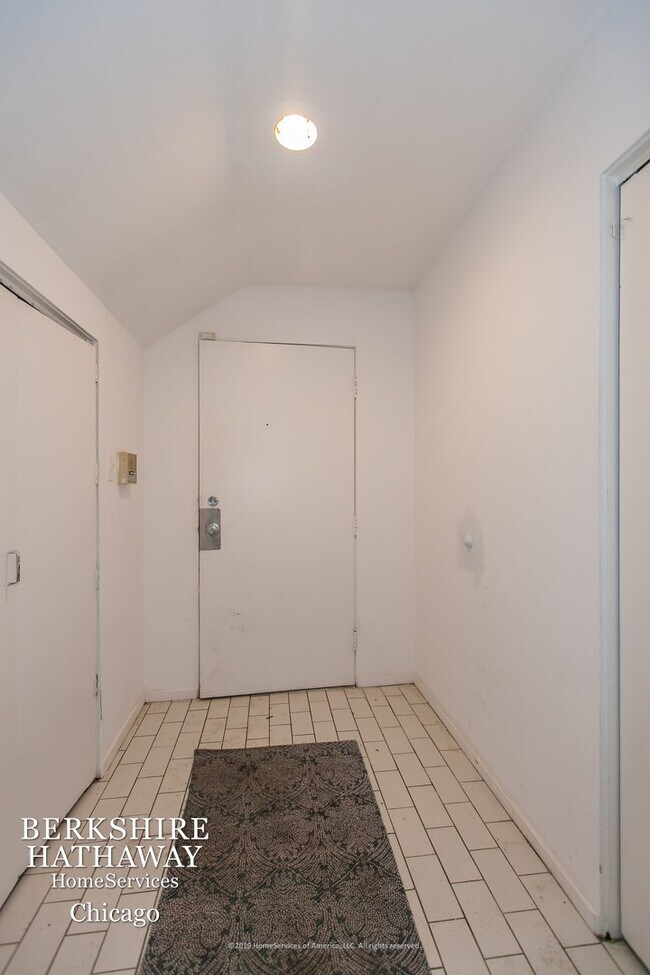 Building Photo - 3456 N Elaine Pl