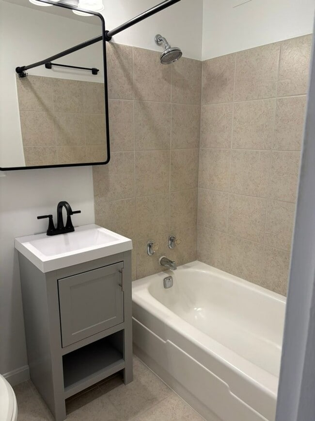 Building Photo - Dupont Circle Studio Apartment W/Roof Top & Front Desk Available Now!