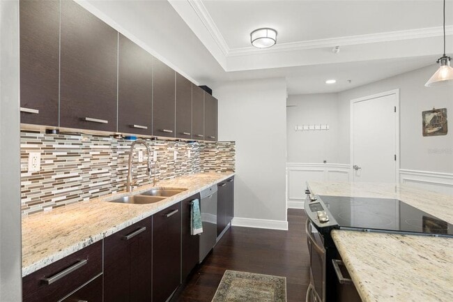 Building Photo - 205 5th Ave N