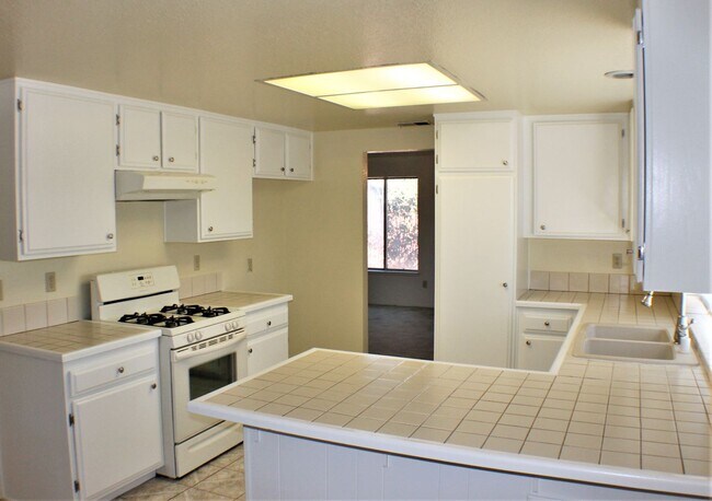 Building Photo - 25740 Rosebay Ct
