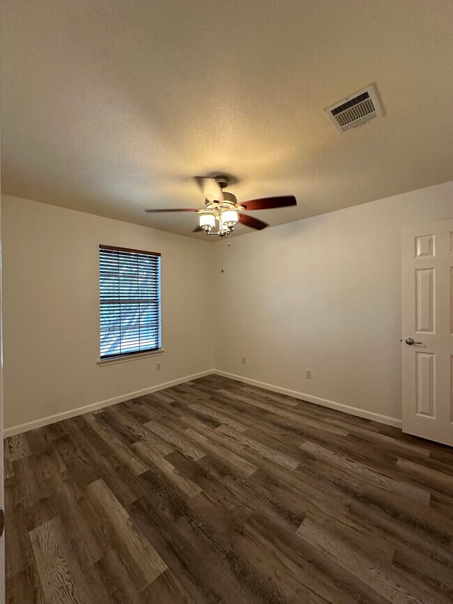 Building Photo - 2101 Charlotte Estates Dr