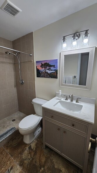 Secondary Full Bathroom - 3151 SE Aster Ln
