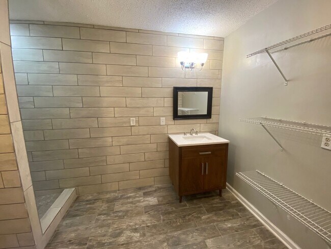 Building Photo - Completely Remodeled 3/2 in Prattville!