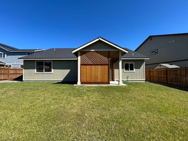 Building Photo - Beautiful Home with Quartz Countertops!