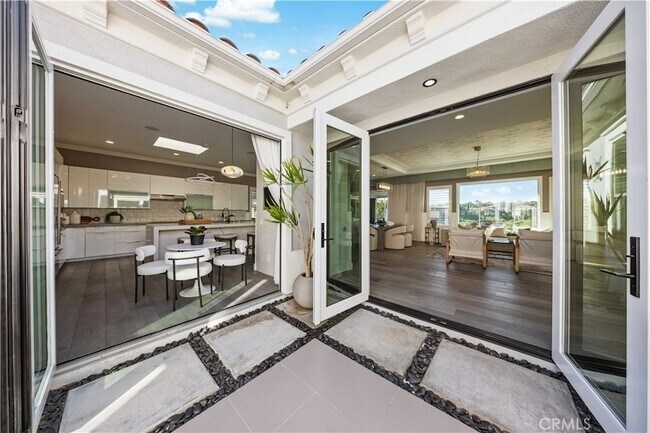 Building Photo - 58 Victoria