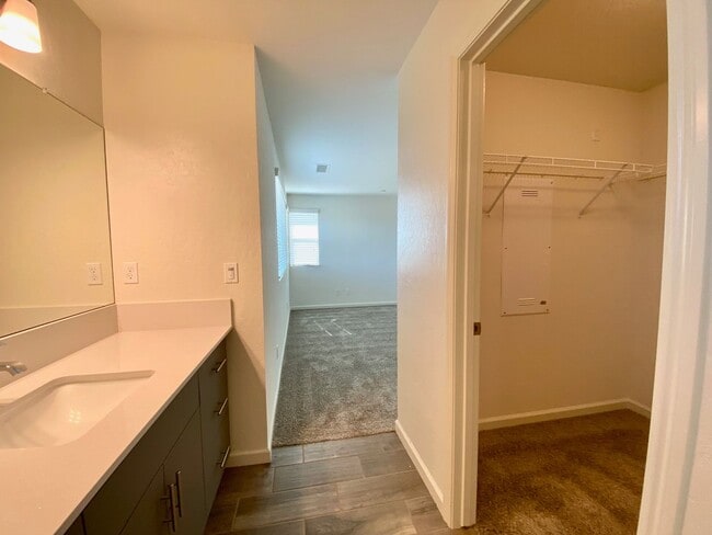 Building Photo - $2,395 Alluvial & Fowler, 3 Bedroom Home -...