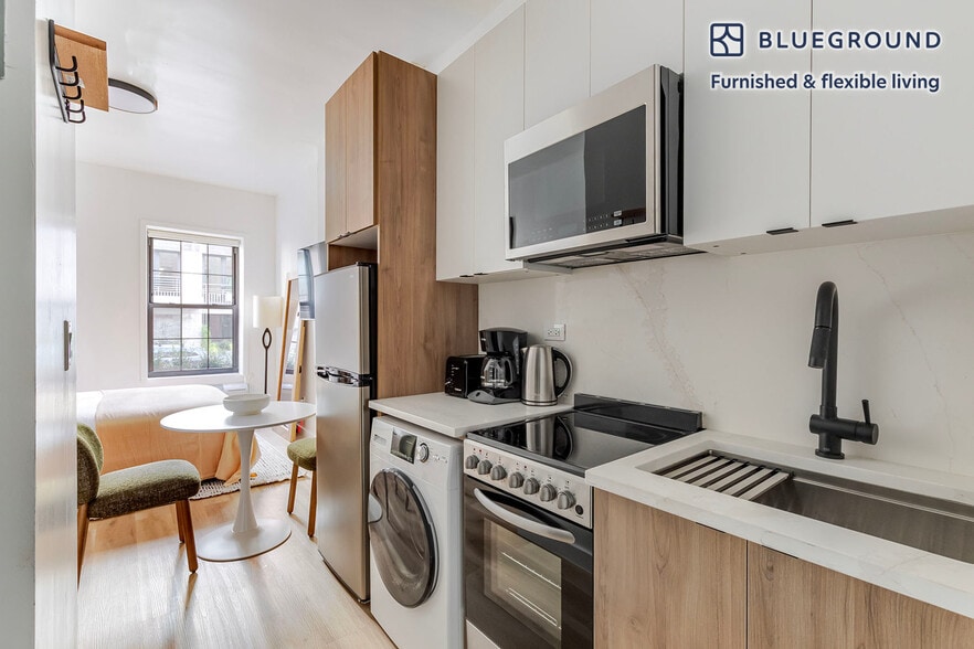 Building Photo - 216 E 13th St