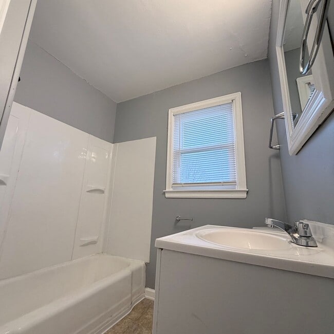 Building Photo - 553 Freeman Dr