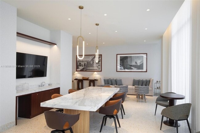 Building Photo - 2678 Tigertail Ave