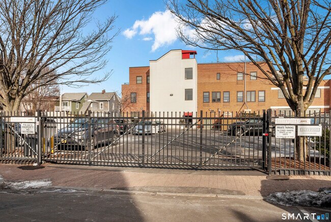 Building Photo - 32 Haviland St