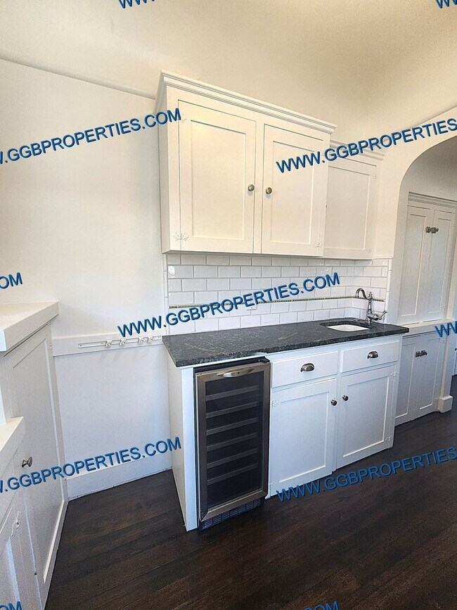 Building Photo - Come See this SAT! 06/27/26 - Live the Belmont Shore Lifestyle! Spanish 2 Bedroom / 1 Bath Home w...