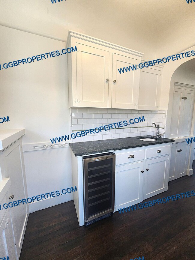 Building Photo - Live the Belmont Shore Lifestyle! Spanish 2 Bedroom / 1 Bath Home w/ Garage
