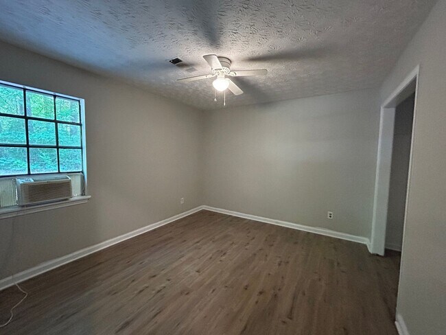 Building Photo - **$400 OFF FIRST FULL MONTH OF RENT**105 Meadowbrook Court Unit A - Available Now! Ask how you ca...