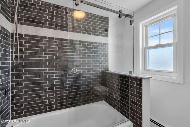 Building Photo - 115 10th Ave