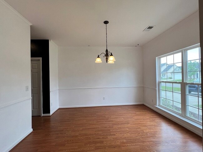Building Photo - 570 Batty Way