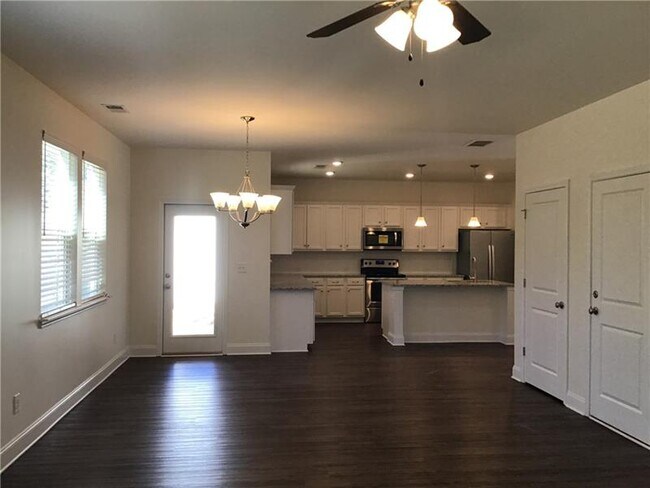 Building Photo - 174 Lindridge Dr NE