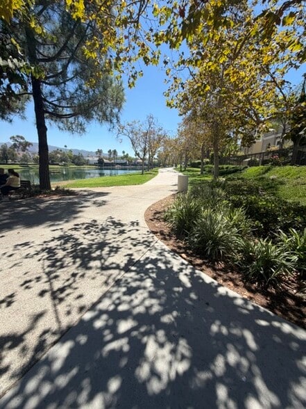 Building Photo - 205 Montana del Lago Dr