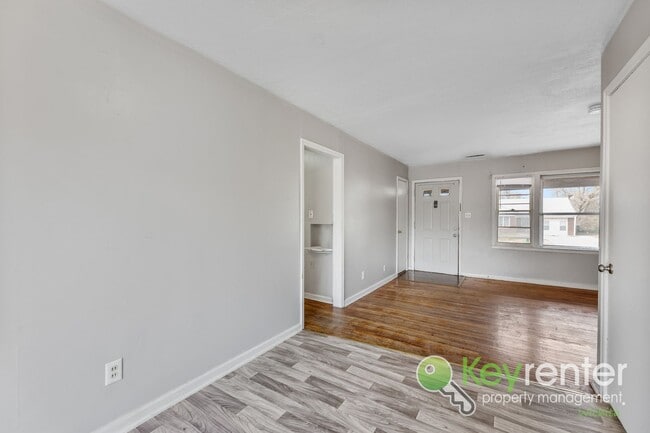 Building Photo - First Month FREE! Cute 3 bedroom house near shopping, restaurants, and WSU