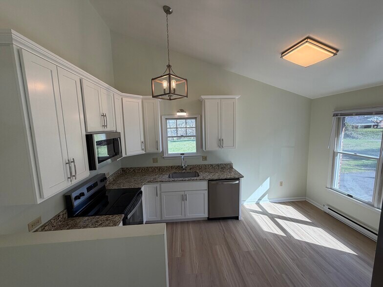 Building Photo - 104 E Poplar St