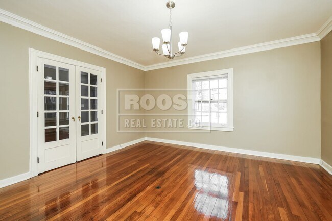 Building Photo - 5 bed 3.5 Bath Single Family Home Available in Dayton