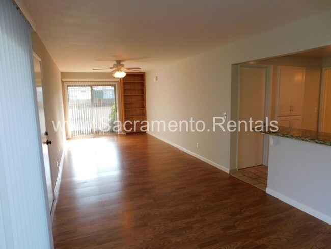 Building Photo - Wonderful Sierra Oaks 3bd/2ba Duplex with 2 Car Garage
