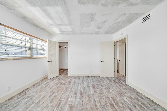Building Photo - 3051 NE 48th St