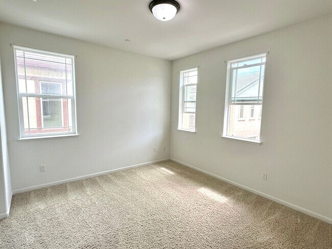 Building Photo - $4,400 / Beautiful 3BR + Bonus Room / 2.5BA Single-Family Home in Warm Springs, Fremont