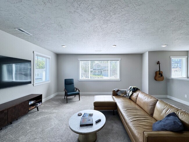 Building Photo - 2771 Cascara Dr