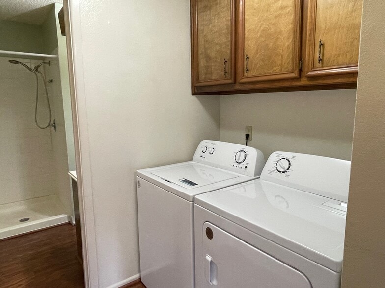 Utility Room with washer and dryer - 400 N Tackitt St