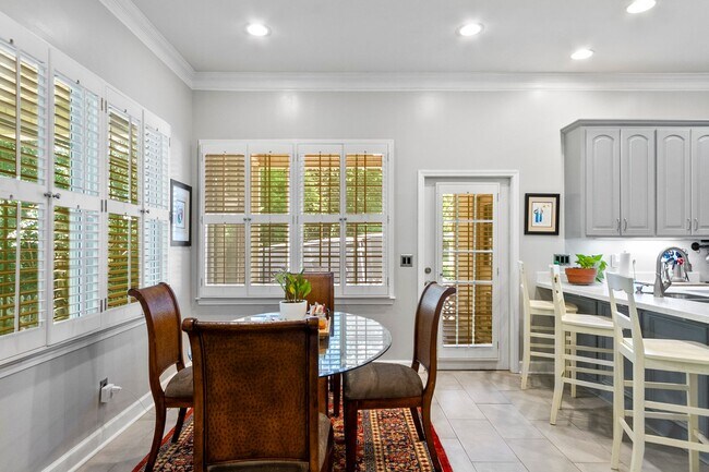 Building Photo - Beautiful 5 Bed 3.5 Bath Home! Available Summer 2026! Book Your Tour Today!