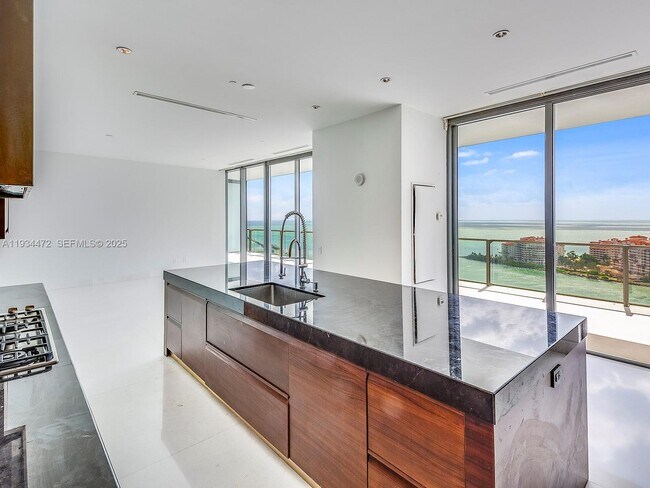 Building Photo - 800 South Pointe Dr