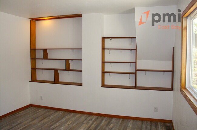 Building Photo - 4-Bedroom Residence in Martinez with Flexi...