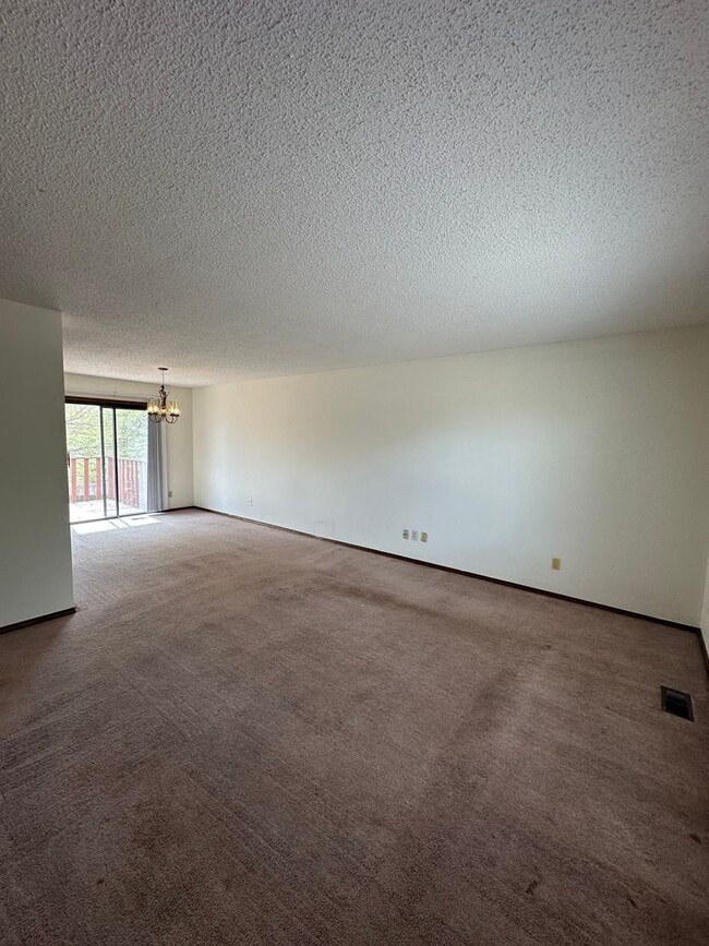 Building Photo - Lovely 4 bedroom house avail now