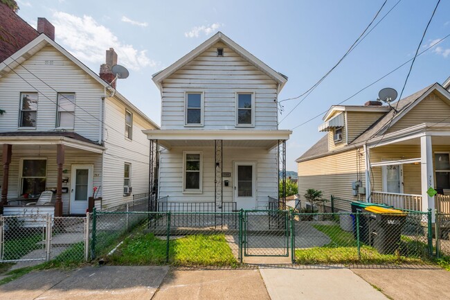 Building Photo - Beautiful 3 bedroom in McKees Rocks availa...