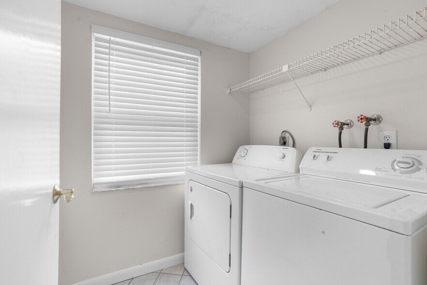 Building Photo - 2078 Loma Linda Way N