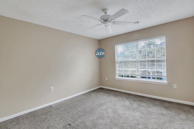 Building Photo - Beautiful Top Floor Villa in the Charming ...