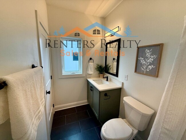 Building Photo - Stunning 2 Bedroom with Courtyard