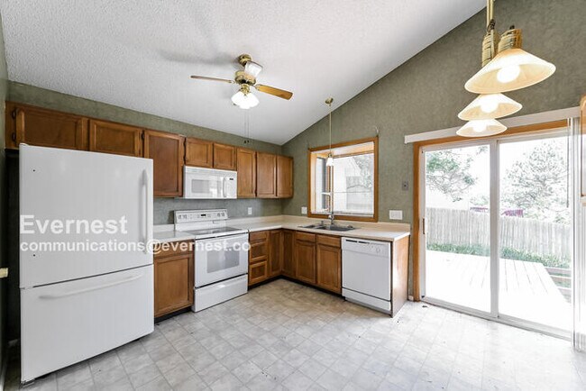 Building Photo - pacious 3 Bed, 2 Bath Home with Fenced Yard and Two-Car Garage