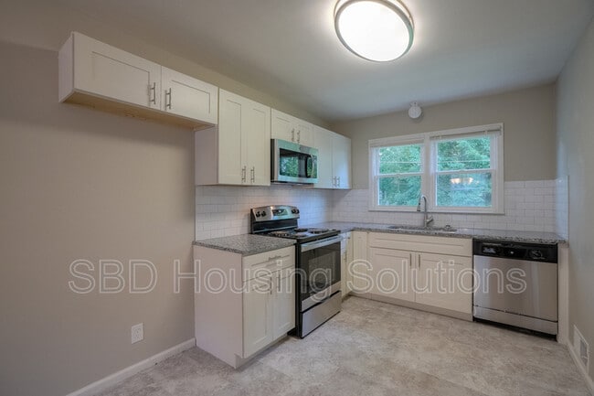 Building Photo - 10104 Bellaire Ave