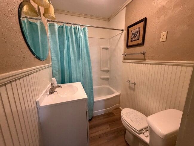 Building Photo - Downtown Cozy Apartment!