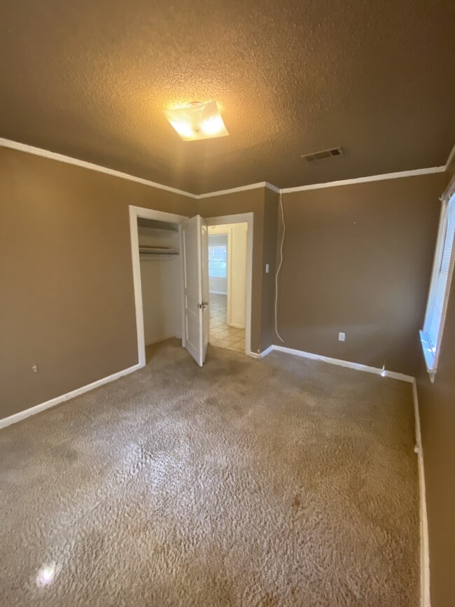 Building Photo - 1716 Lilac Cir