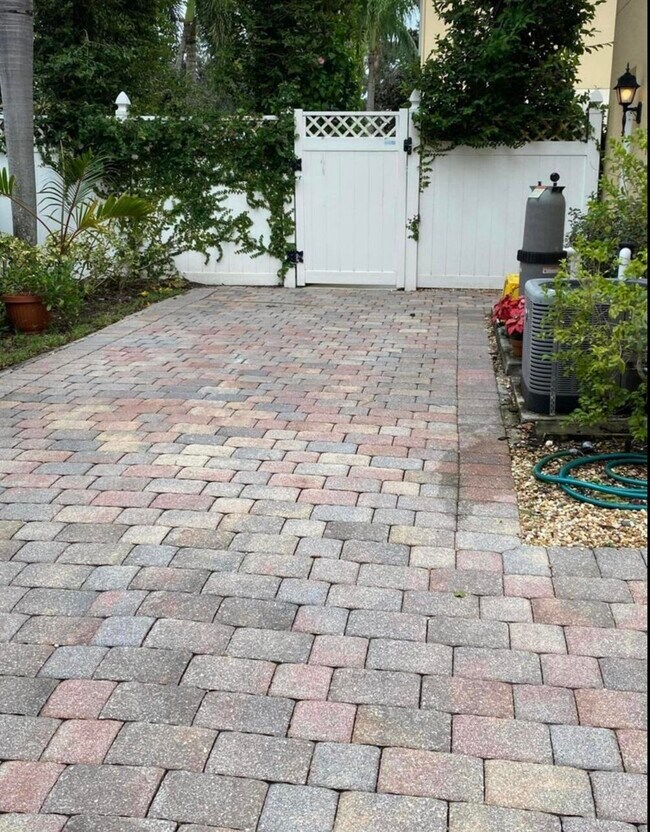 Building Photo - 168 Florence Dr