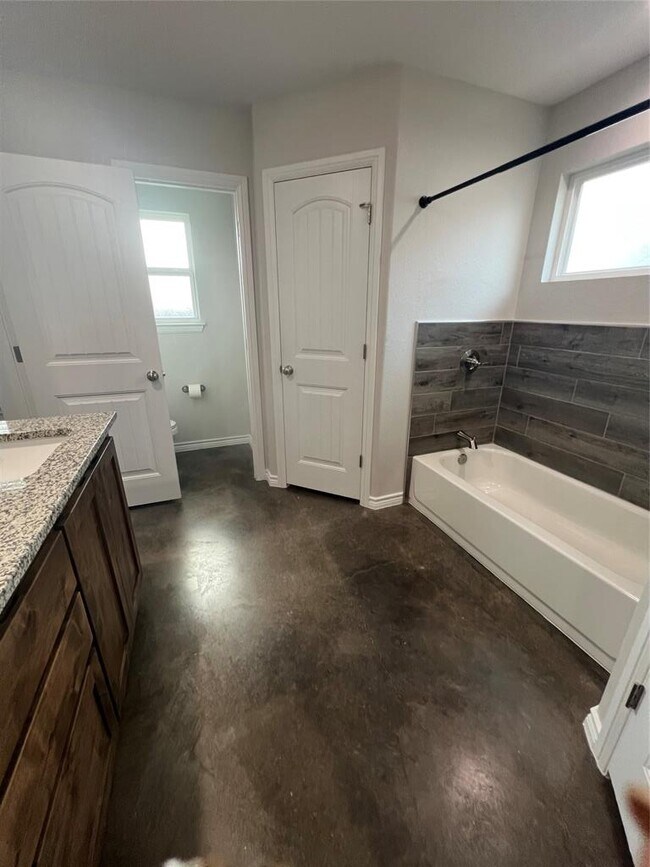 Building Photo - 1077 Fieldstone Dr