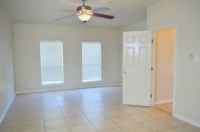 Building Photo - Rare custom stucc home 3 bed 2 bath