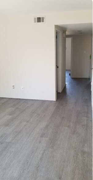 Living area/main hall - 5484 Dobbs St
