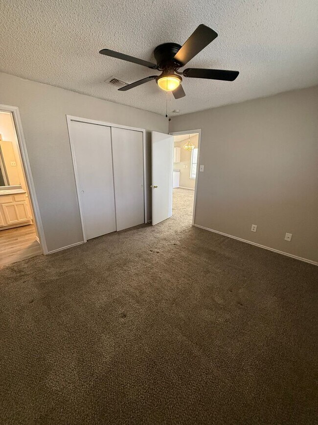 Building Photo - Convenient 2/2 with Garage Just Moments from Randolph AFB- Pets Welcomed