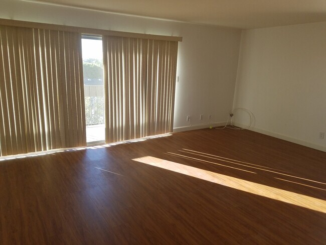 Building Photo - 1061 Park Ave