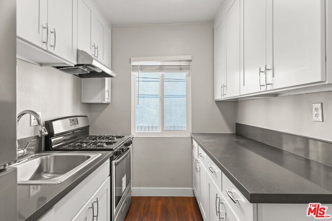 Building Photo - 5555 Carlton Way