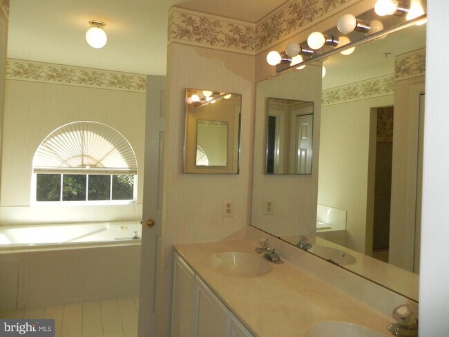 Building Photo - 33 Hampton Ct