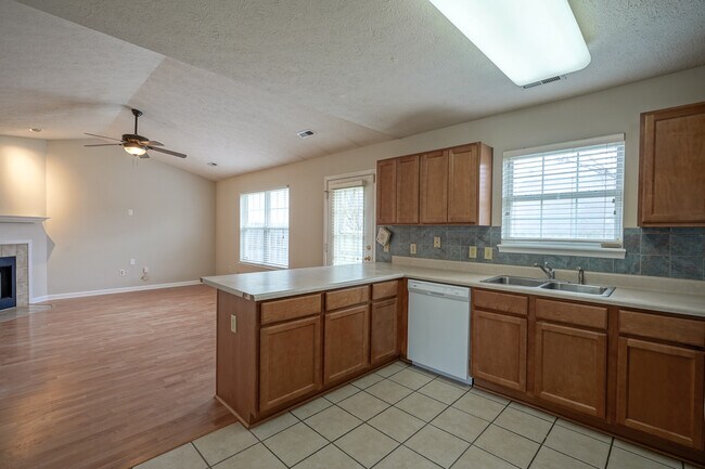 Building Photo - 14931 Silver Thorne Way